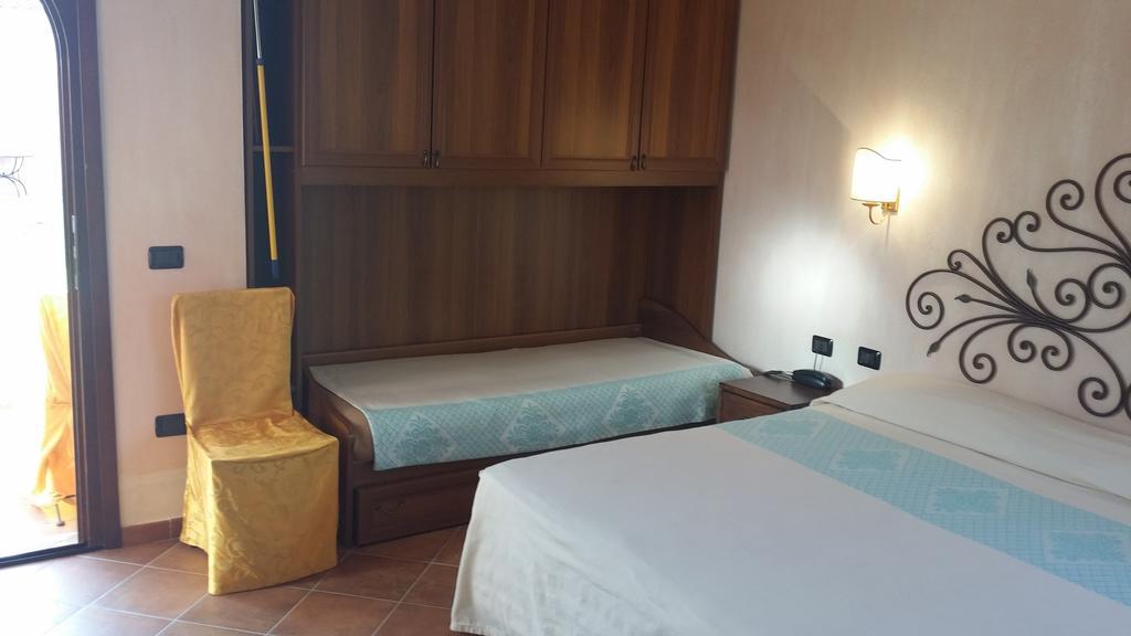 Hotel Ristorante La Tana Di Li Mazzoni Trinità dʼAgultu Dış mekan fotoğraf