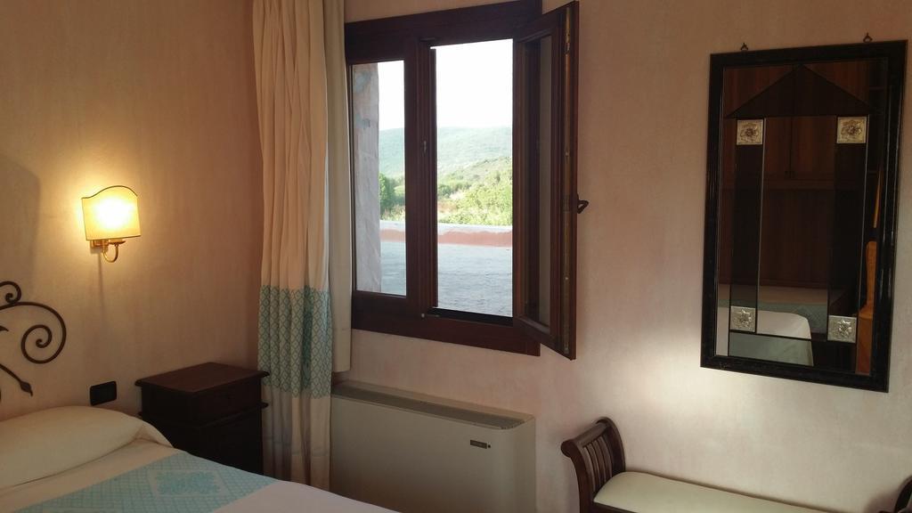 Hotel Ristorante La Tana Di Li Mazzoni Trinità dʼAgultu Oda fotoğraf