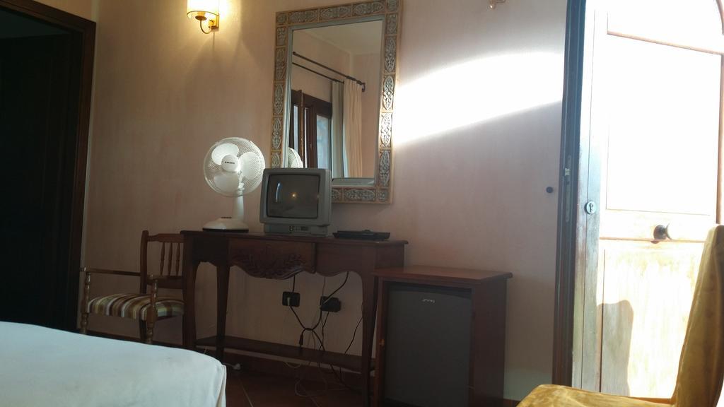 Hotel Ristorante La Tana Di Li Mazzoni Trinità dʼAgultu Dış mekan fotoğraf