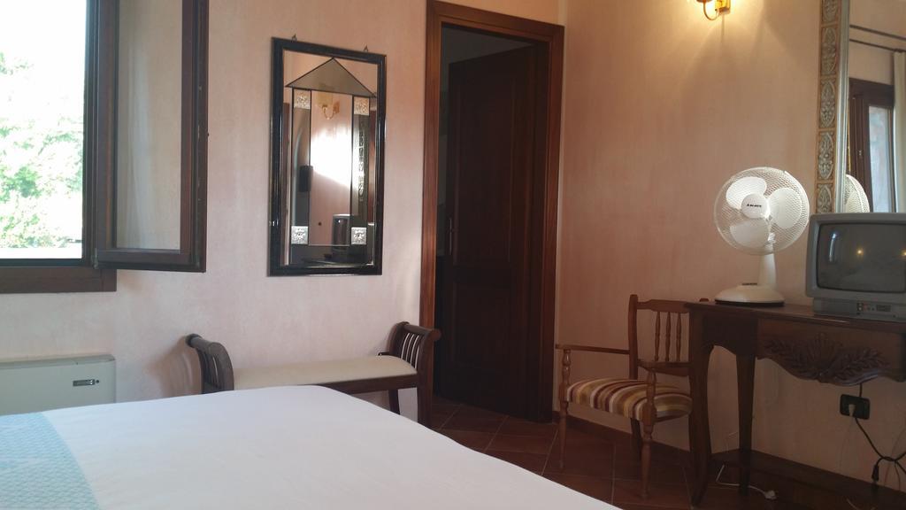Hotel Ristorante La Tana Di Li Mazzoni Trinità dʼAgultu Dış mekan fotoğraf